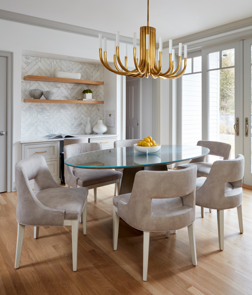Immagine di una grande sala da pranzo aperta verso la cucina classica con parquet chiaro e pavimento marrone