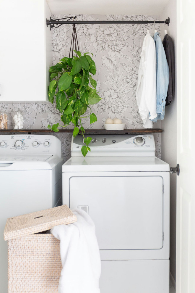 Idéer för små vintage linjära tvättstugor enbart för tvätt, med släta luckor, vita skåp, klinkergolv i keramik, en tvättmaskin och torktumlare bredvid varandra och vitt golv