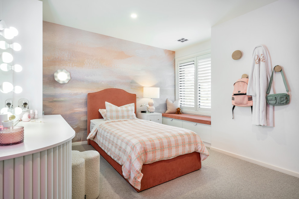 Inspiration för mellanstora moderna barnrum kombinerat med sovrum, med flerfärgade väggar, heltäckningsmatta och grått golv