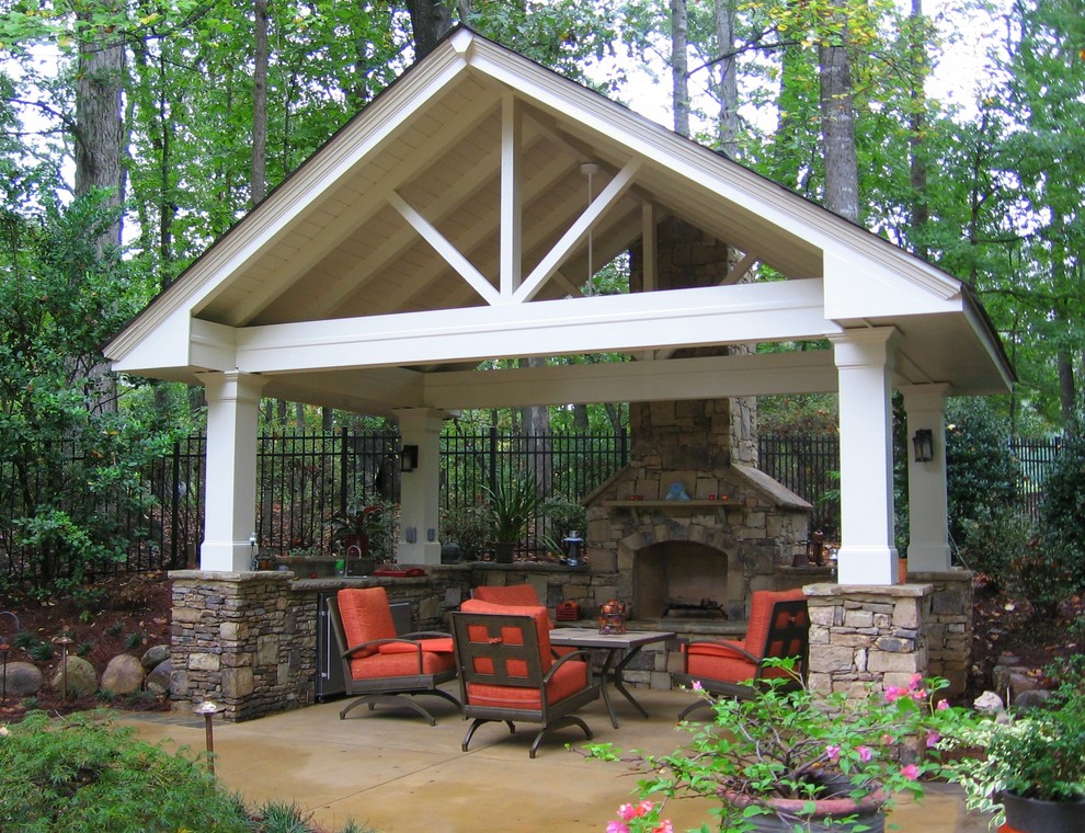 Inspiration for a traditional patio in Atlanta.