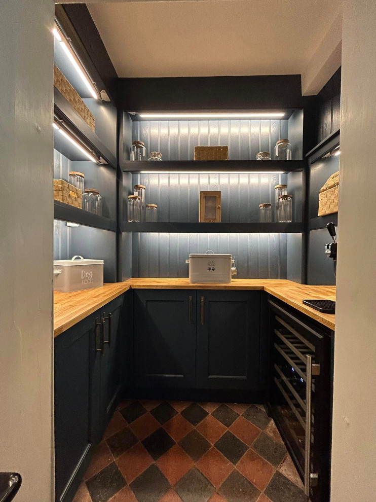 Kleine Moderne Küche ohne Insel in U-Form mit Vorratsschrank, Schrankfronten im Shaker-Stil, blauen Schränken, Laminat-Arbeitsplatte und brauner Arbeitsplatte in West Midlands