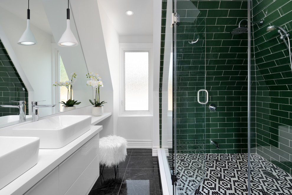 Источник вдохновения для домашнего уюта: главная ванная комната в современном стиле с плоскими фасадами, белыми фасадами, угловым душем, зеленой плиткой, керамической плиткой, зелеными стенами, полом из керамогранита, настольной раковиной, столешницей из кварцита, черным полом, душем с распашными дверями, белой столешницей, тумбой под две раковины, подвесной тумбой и сводчатым потолком