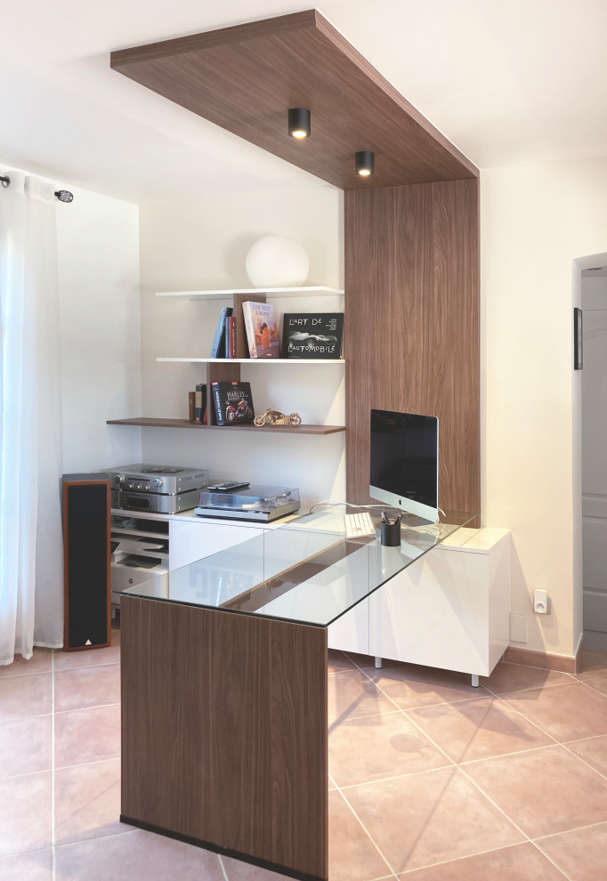 На фото: кабинет среднего размера в современном стиле с бежевыми стенами, полом из керамической плитки, отдельно стоящим рабочим столом и розовым полом без камина с