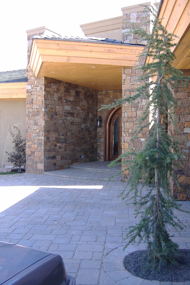 Design ideas for a contemporary entryway in Boise.