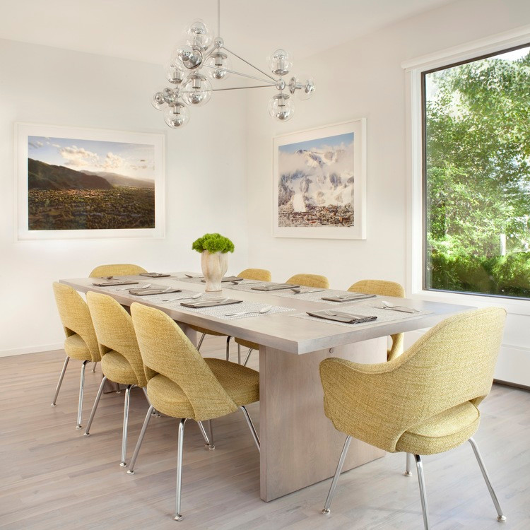 Foto di una sala da pranzo design chiusa e di medie dimensioni con pareti beige, pavimento in legno massello medio e nessun camino