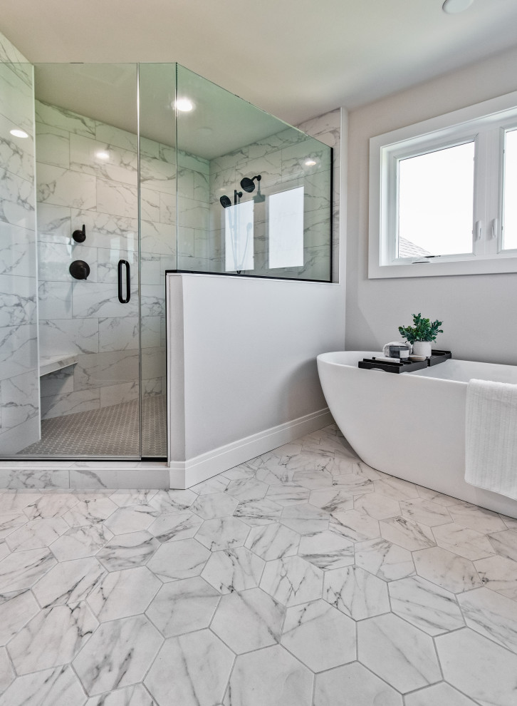 Idées déco pour une salle de bain contemporaine avec un sol en carrelage de céramique et un sol blanc.