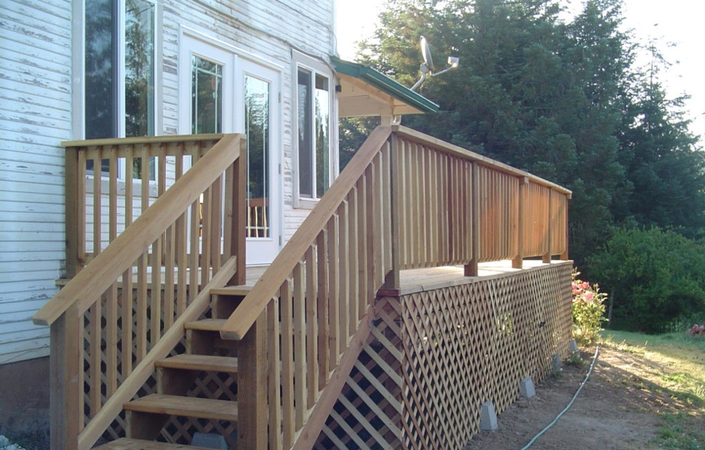 Inspiration for a mid-sized timeless backyard deck remodel with no cover