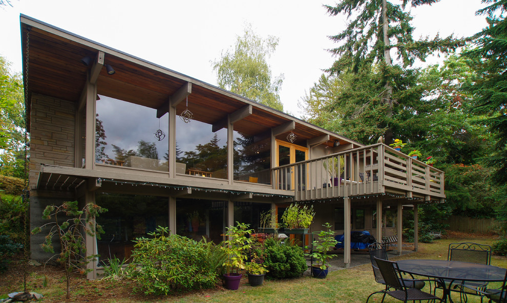 Inspiration for a mid-sized midcentury backyard deck in Seattle with a roof extension.