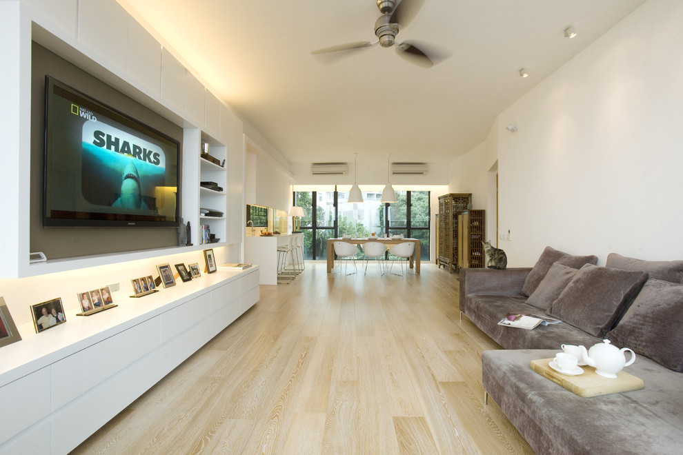 Photo of a contemporary living room in Hong Kong with white walls and a built-in media wall.