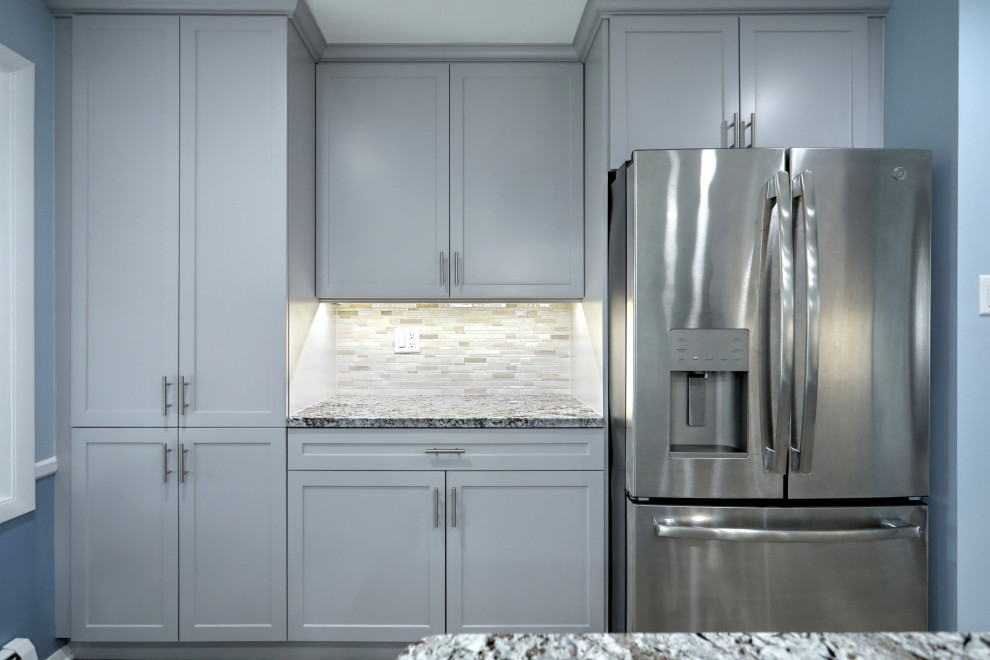 Example of a mid-sized transitional gray floor kitchen design with a double-bowl sink, shaker cabinets, gray cabinets, granite countertops, multicolored backsplash, porcelain backsplash, stainless steel appliances and multicolored countertops