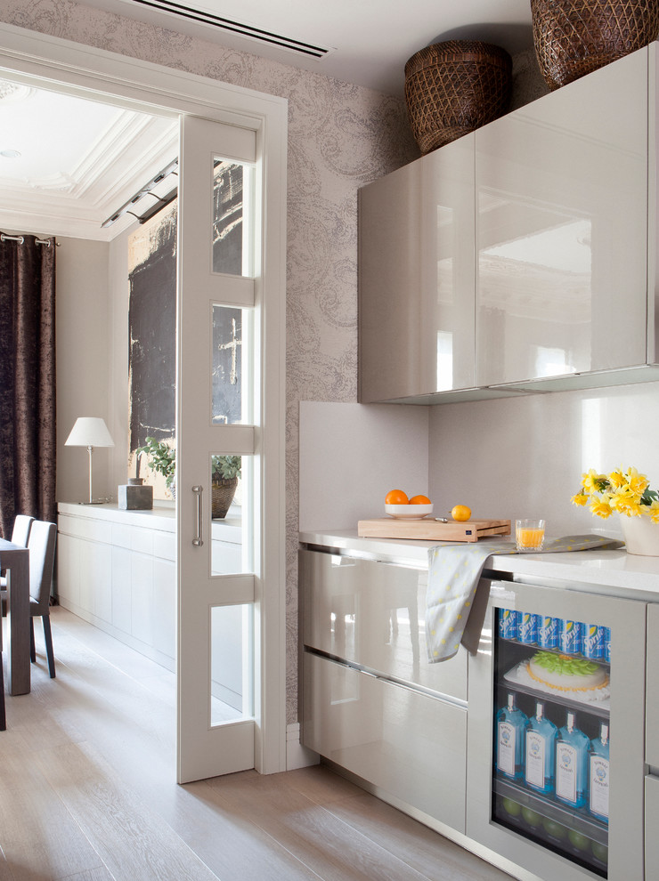 Kitchen - transitional kitchen idea in Milwaukee