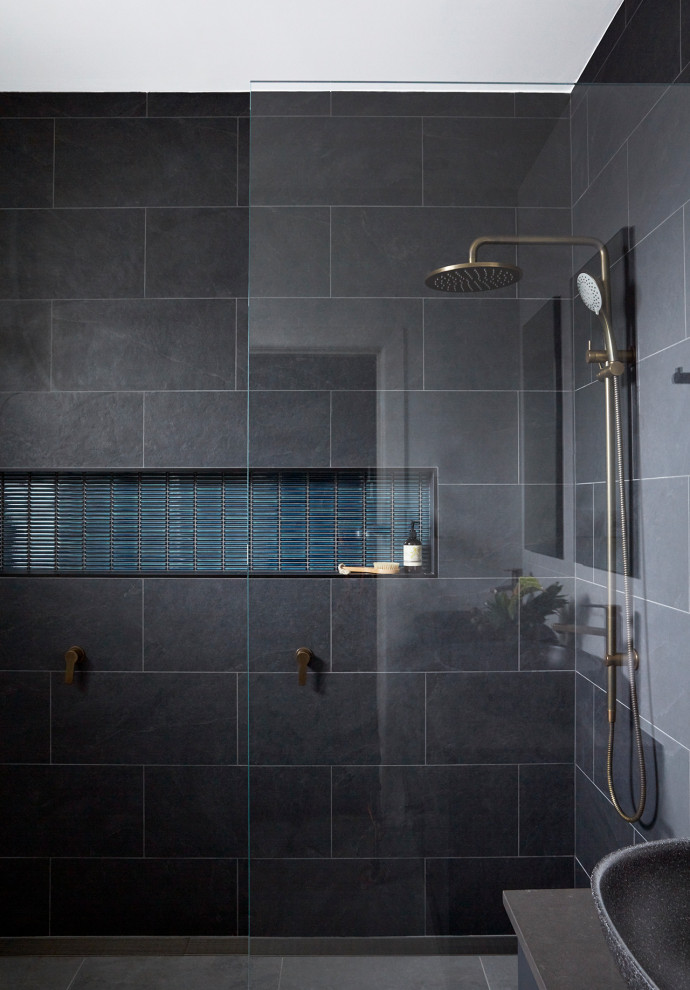 На фото: ванная комната среднего размера в стиле модернизм с фасадами в стиле шейкер, синими фасадами, двойным душем, унитазом-моноблоком, цементной плиткой, белыми стенами, полом из керамогранита, настольной раковиной, столешницей из искусственного кварца, серым полом, открытым душем, серой столешницей, тумбой под две раковины и подвесной тумбой