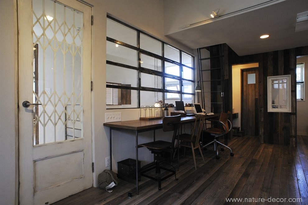 Design ideas for an industrial home office in Tokyo.