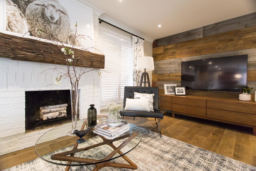 Photo of a transitional living room in Toronto.
