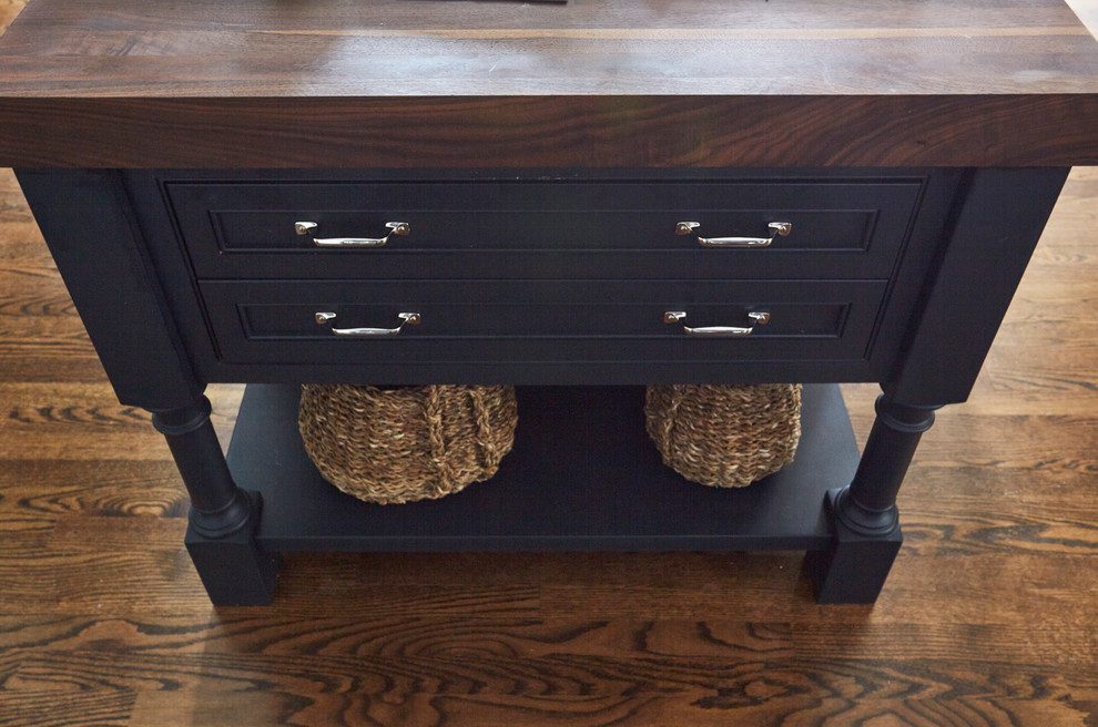 Transitional home design photo in Chicago