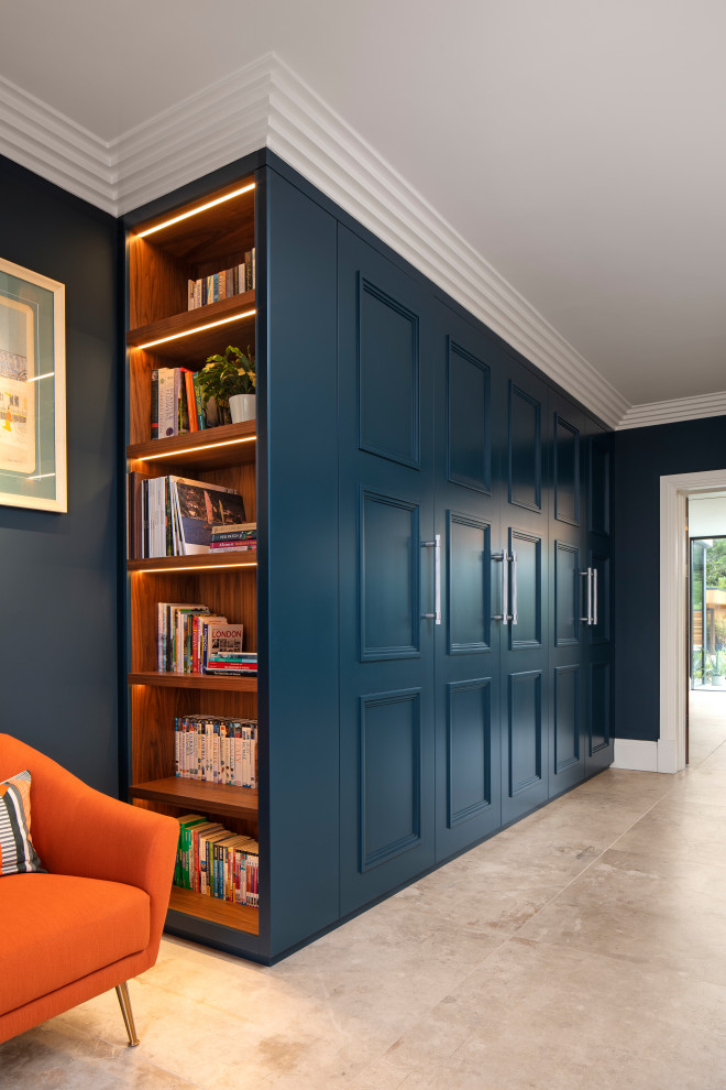 Idee per un ingresso o corridoio con pareti blu e una porta arancione