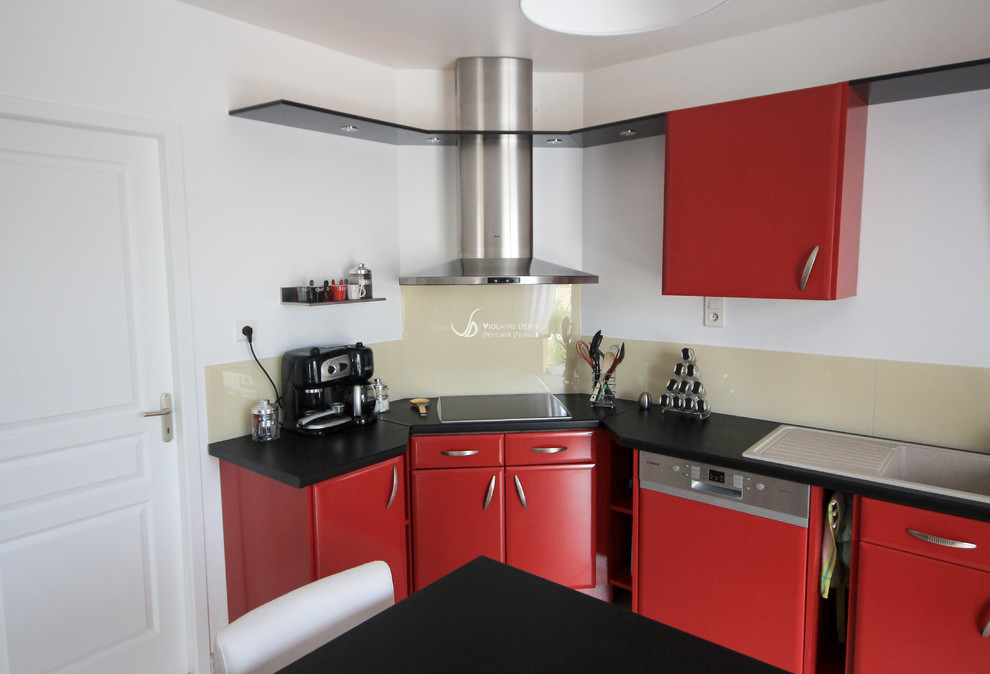 This is an example of a mid-sized contemporary l-shaped eat-in kitchen in Toulouse with a double-bowl sink, red cabinets, laminate benchtops, beige splashback, glass sheet splashback, stainless steel appliances, ceramic floors and with island.