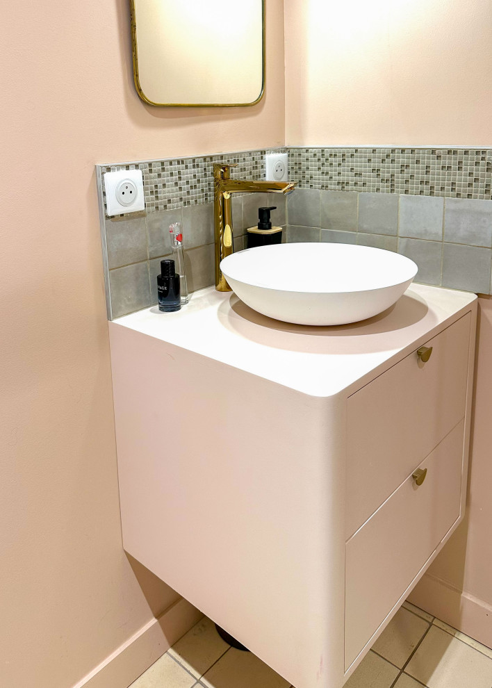 На фото: ванная комната в классическом стиле с отдельно стоящей ванной, белой плиткой, цементной плиткой, розовыми стенами, полом из терракотовой плитки, накладной раковиной, белым полом, розовой столешницей и тумбой под две раковины с