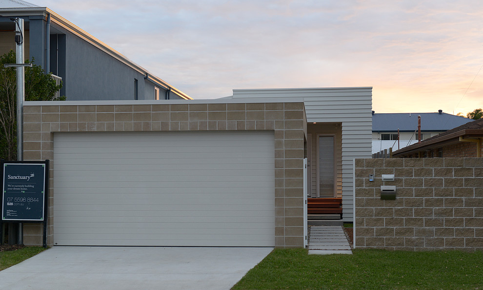 This is an example of a beach style one-storey exterior in Gold Coast - Tweed.
