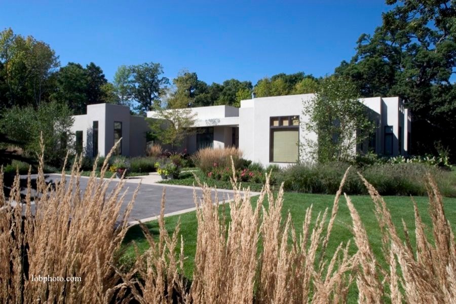 Large contemporary stucco white exterior in Chicago with a flat roof.