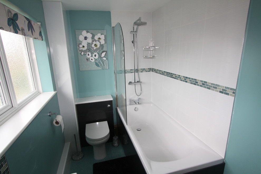 Esempio di una stanza da bagno padronale minimalista con ante lisce, ante grigie, vasca/doccia, piastrelle blu, piastrelle a mosaico e pareti blu