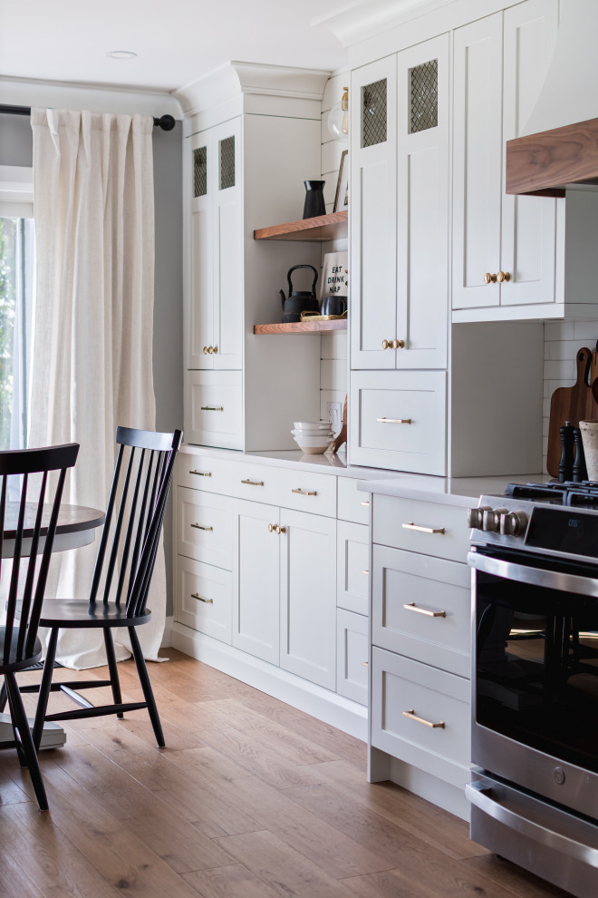 Transitional kitchen photo in Toronto