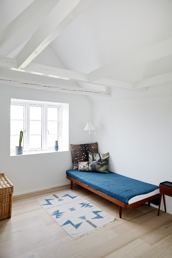 Design ideas for a scandinavian guest bedroom in Aarhus with white walls.
