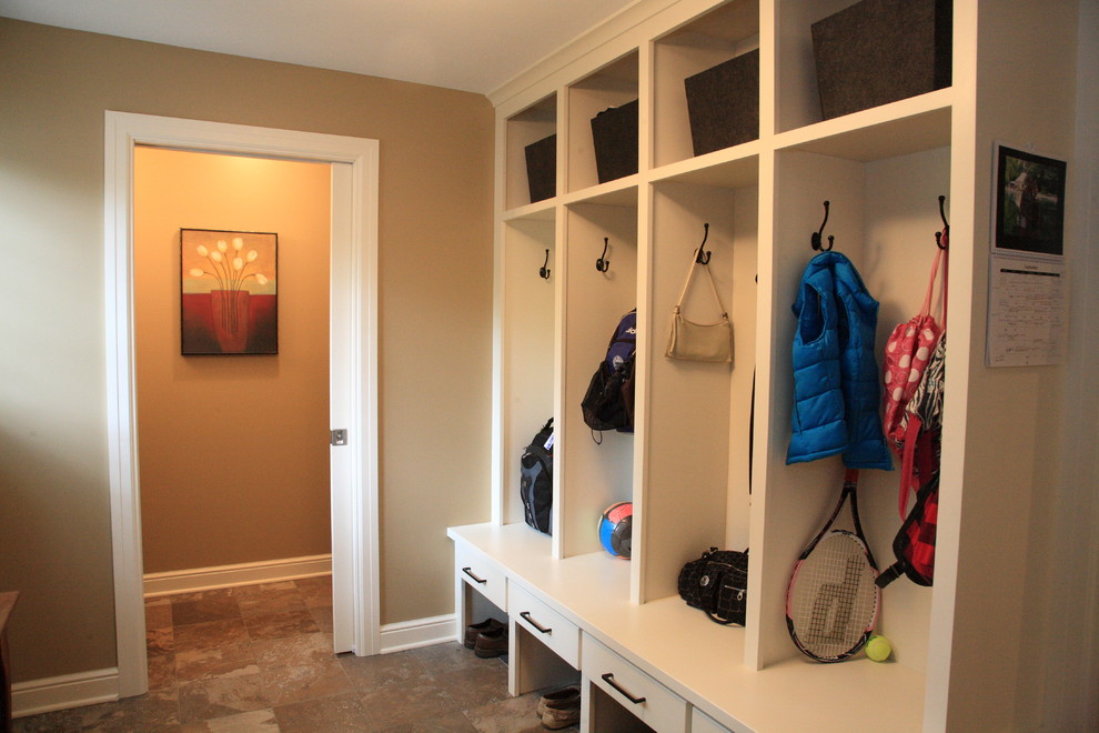 Example of a transitional entryway design in Milwaukee