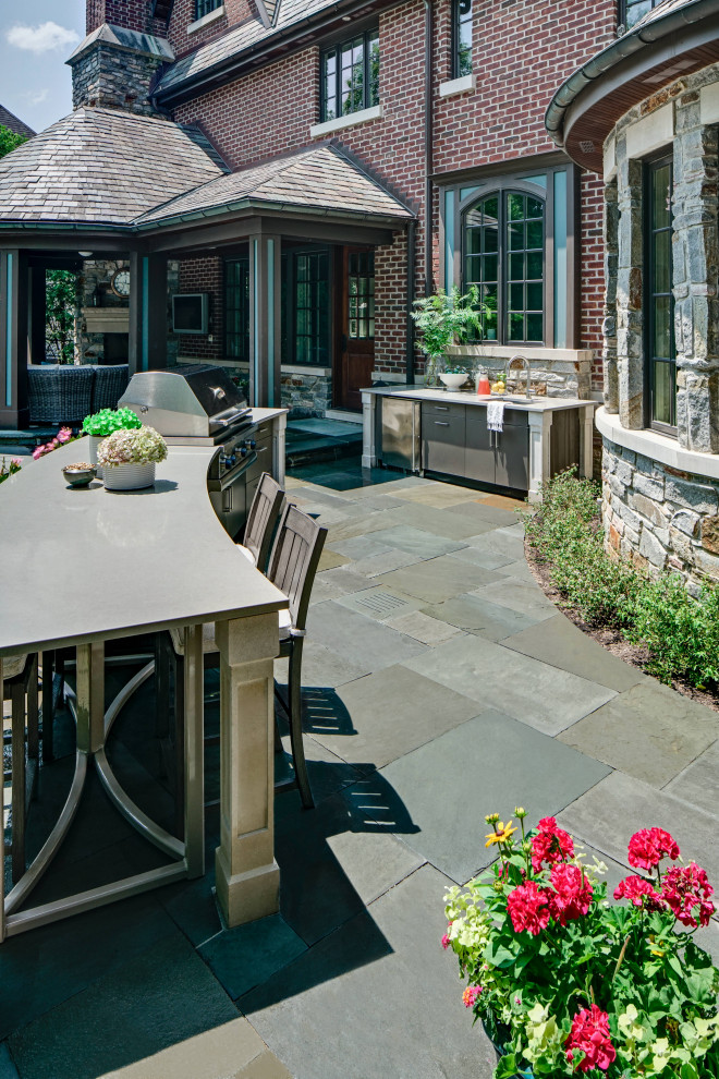 Пример оригинального дизайна: большой двор на заднем дворе в стиле неоклассика (современная классика) с летней кухней и мощением тротуарной плиткой без защиты от солнца