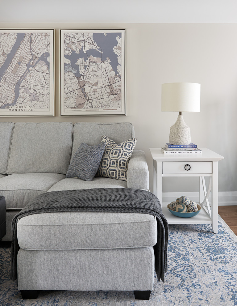 Immagine di un grande soggiorno tradizionale con pareti bianche, pavimento in legno massello medio e pavimento marrone
