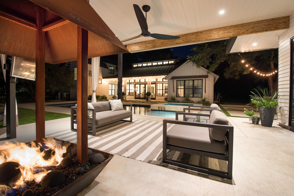 Photo of a large contemporary patio in Austin.