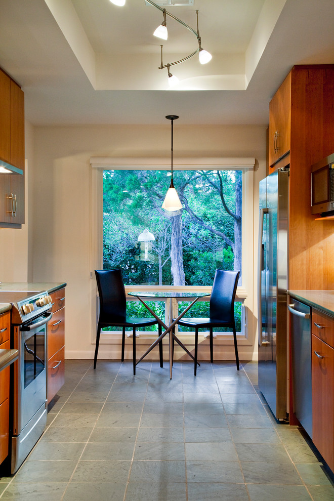 Photo of a modern kitchen in Austin.