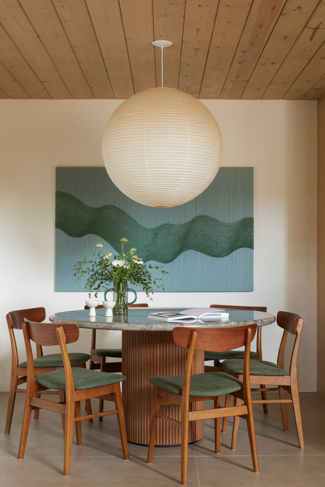 Immagine di una piccola sala da pranzo aperta verso il soggiorno minimalista con pareti bianche, pavimento in gres porcellanato, pavimento beige e soffitto in legno