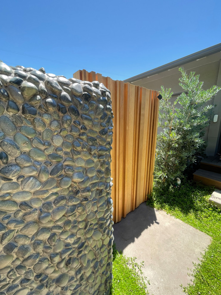Immagine di un giardino boho chic esposto in pieno sole di medie dimensioni e dietro casa in primavera con pedane e recinzione in legno