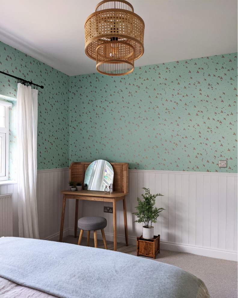 На фото: хозяйская спальня среднего размера в стиле ретро с зелеными стенами, ковровым покрытием, бежевым полом и стенами из вагонки с