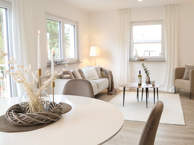 Home Staging einer Eigentumswohnung contemporary-vardagsrum