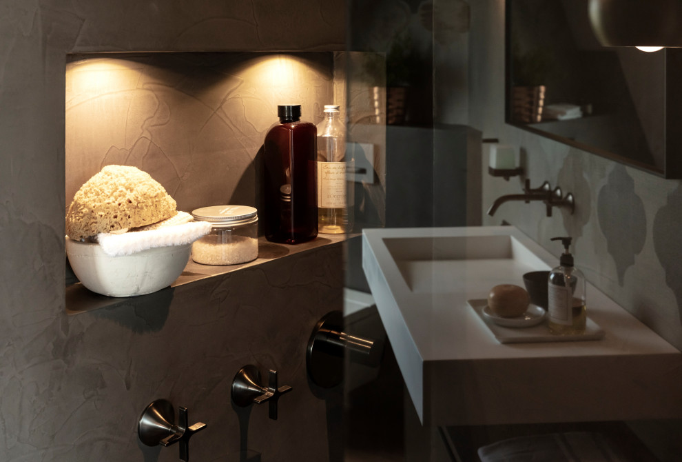 Mittelgroßes Industrial Duschbad mit flächenbündigen Schrankfronten, grauen Schränken, bodengleicher Dusche, Wandtoilette mit Spülkasten, grauer Wandfarbe, dunklem Holzboden, Waschtischkonsole, Mineralwerkstoff-Waschtisch, braunem Boden, offener Dusche, weißer Waschtischplatte, Wandnische, Einzelwaschbecken, schwebendem Waschtisch, Tapetendecke und Tapetenwänden in Frankfurt am Main