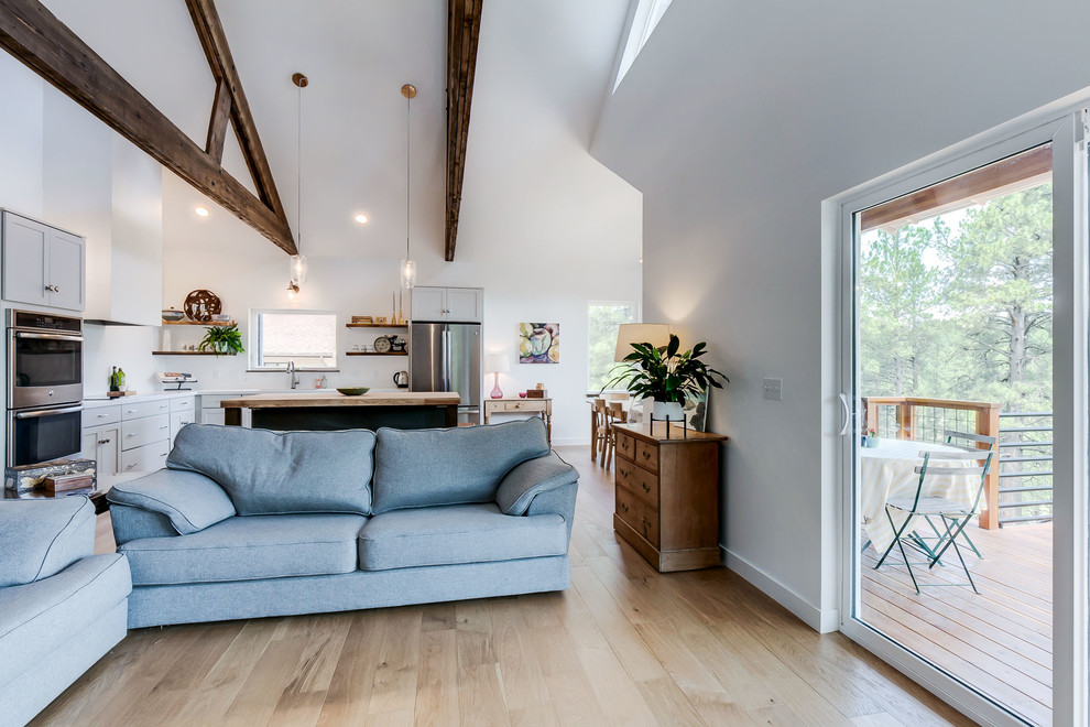 Example of a transitional home design design in Phoenix