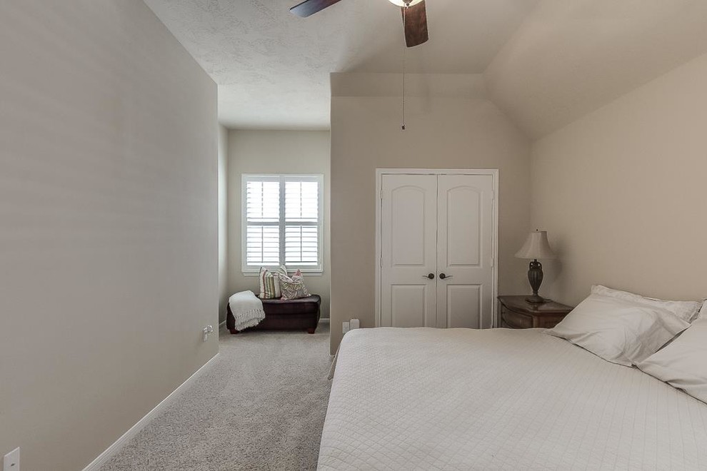 Mid-sized traditional guest bedroom in Houston with grey walls, carpet and no fireplace.