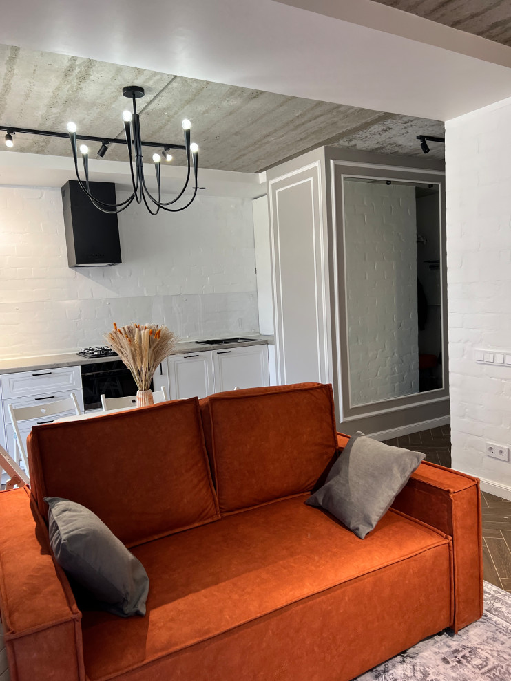 Студия с терракотовыми акцентами