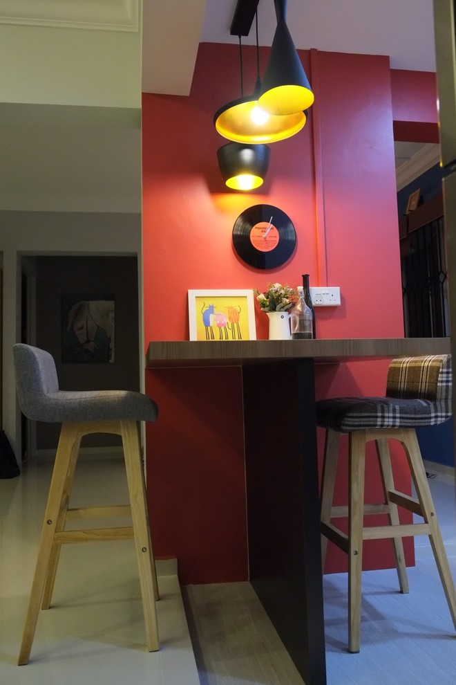 Design ideas for a contemporary home bar in Singapore.