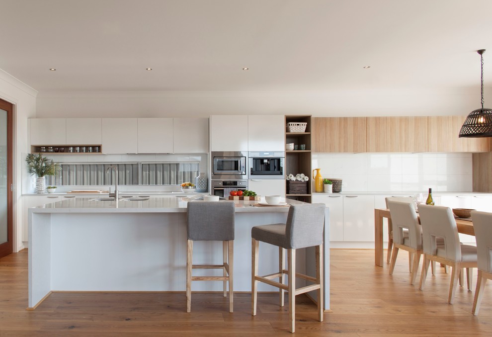 Contemporary eat-in kitchen in Melbourne.