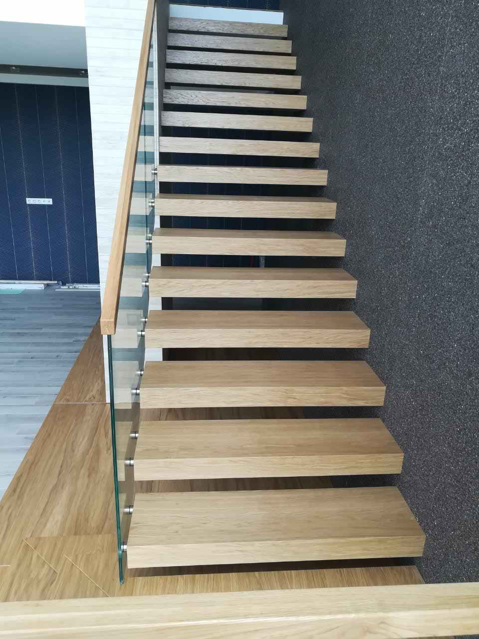 Лестница в доме со вторым светом