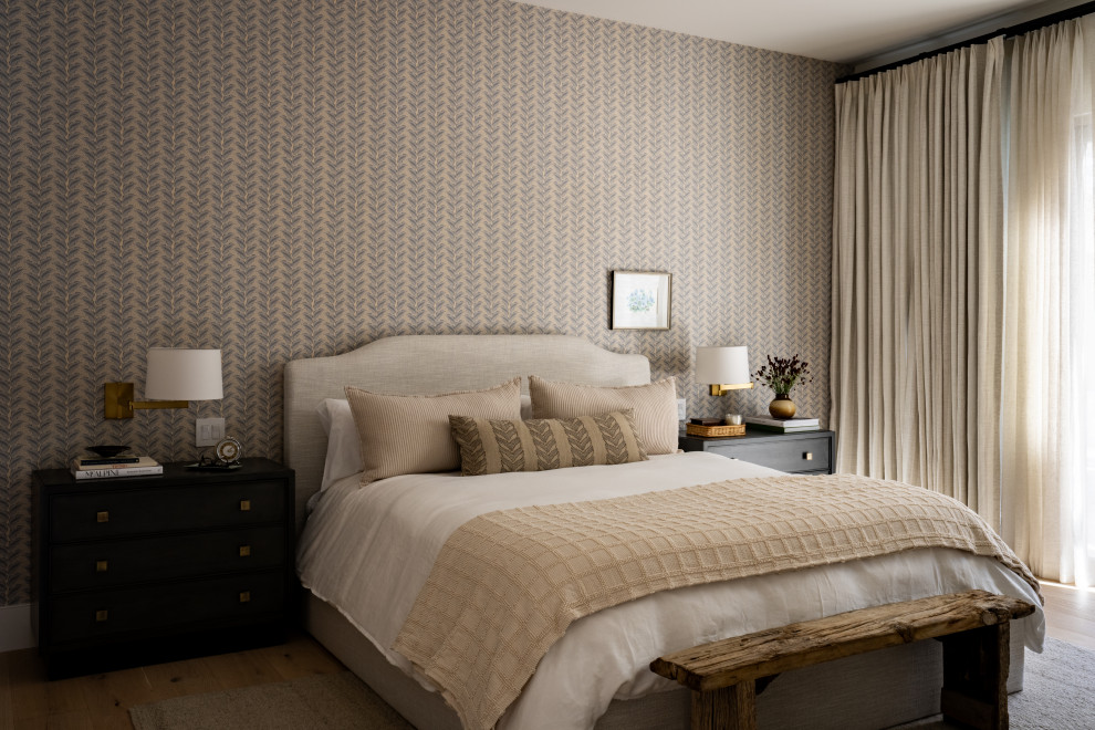 Diseño de dormitorio principal clásico renovado con suelo de madera clara, papel pintado, paredes multicolor y suelo beige