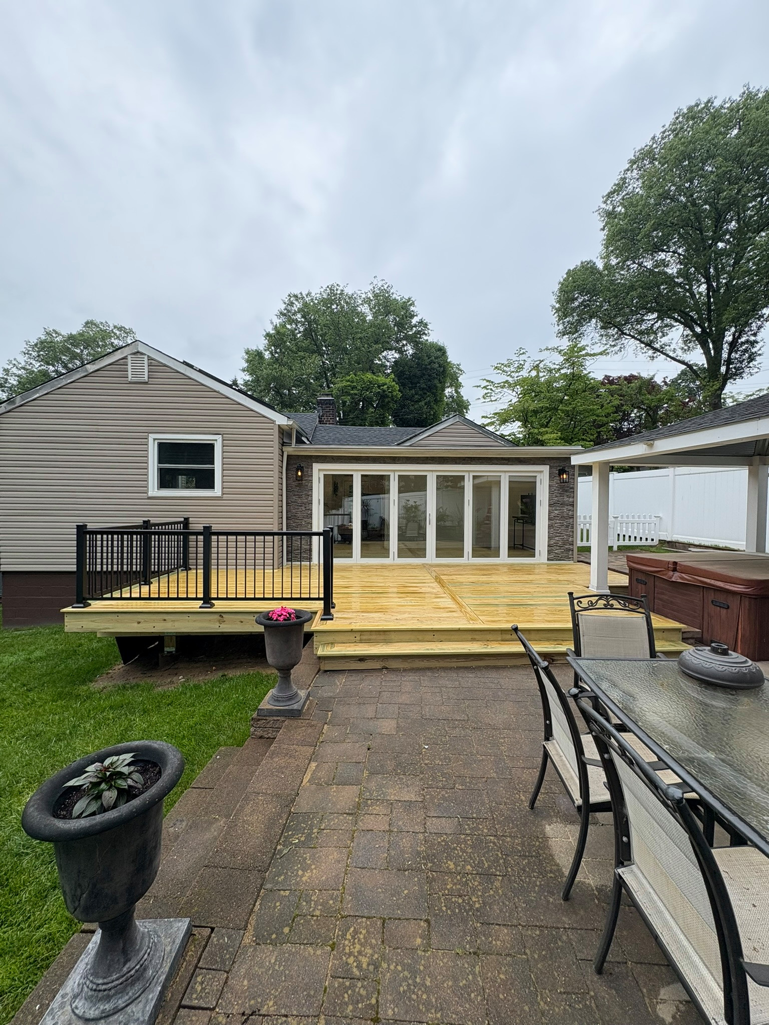 3 Seasons Room and Deck