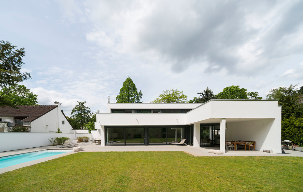 Design ideas for a mid-sized modern backyard full sun formal garden for summer in Dusseldorf.