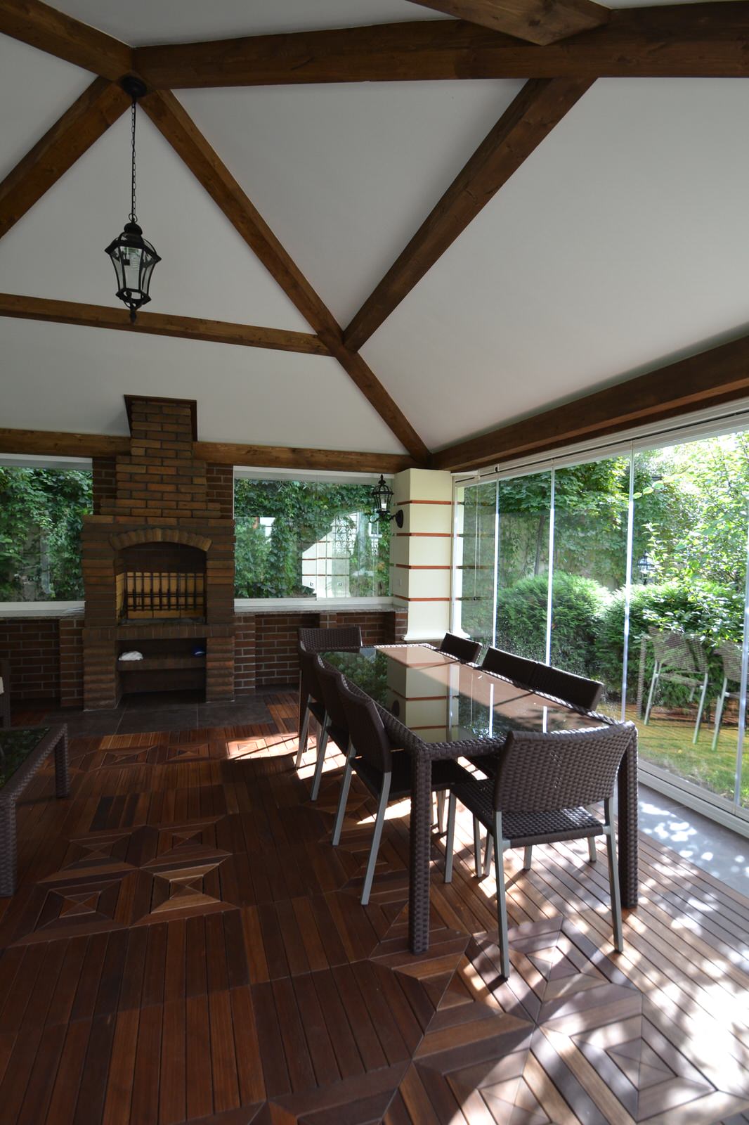 Беседка на приусадебном участке дома