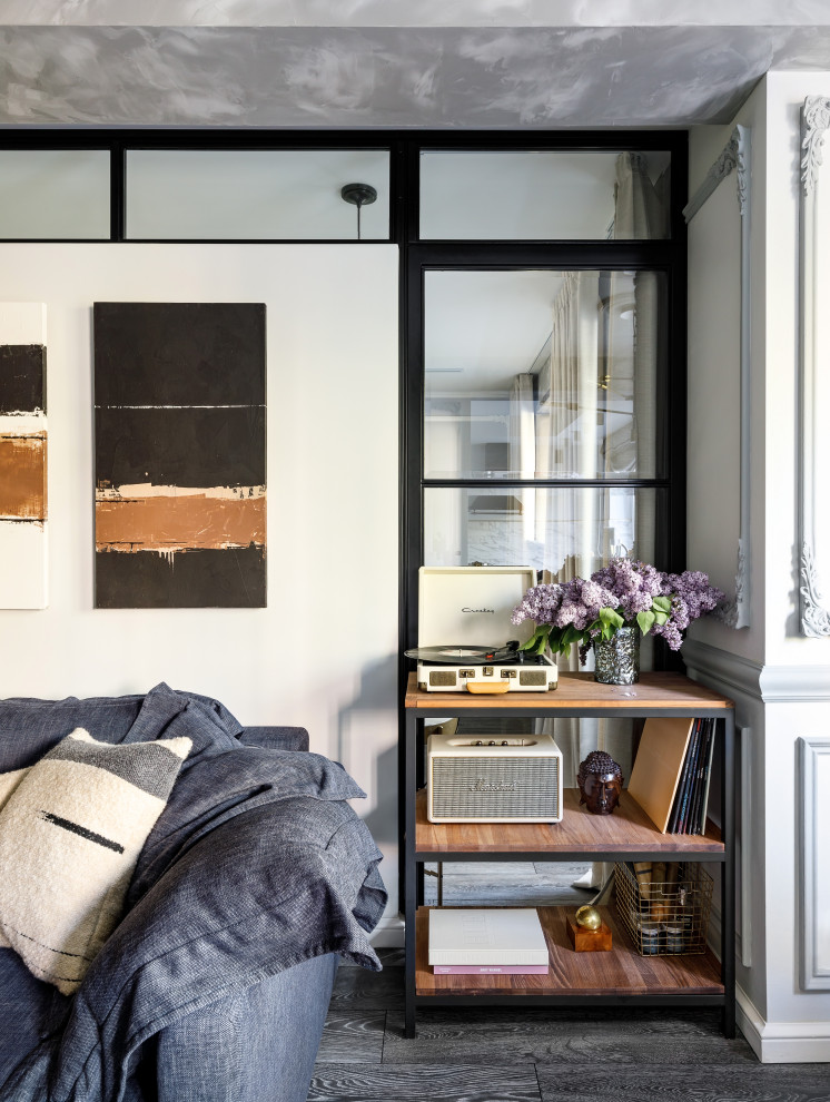 Источник вдохновения для домашнего уюта: гостиная комната среднего размера в современном стиле с белыми стенами, темным паркетным полом, отдельно стоящим телевизором, черным полом и синим диваном