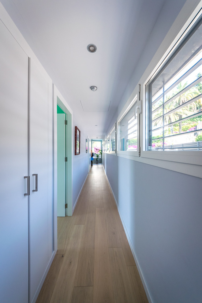 This is an example of a contemporary hallway in Barcelona.