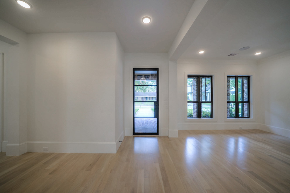 Example of a transitional entryway design in Houston